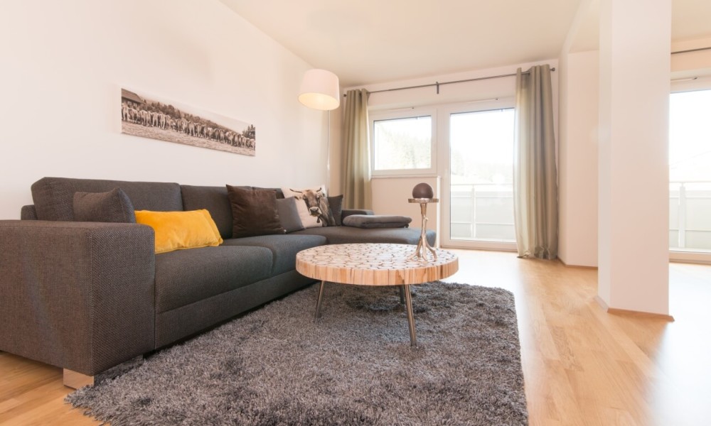 Ferienwohnung Staufner Domizil Oberstaufen - Wohnzimmer mit gemütlicher Couch